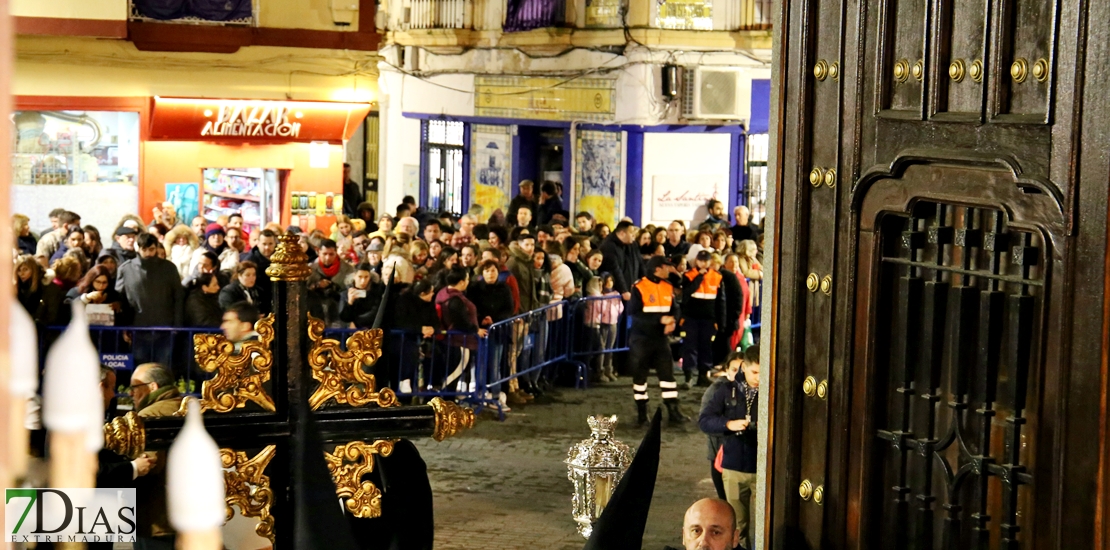 Luto y saetas para recibir en la Soledad a la Patrona de Badajoz