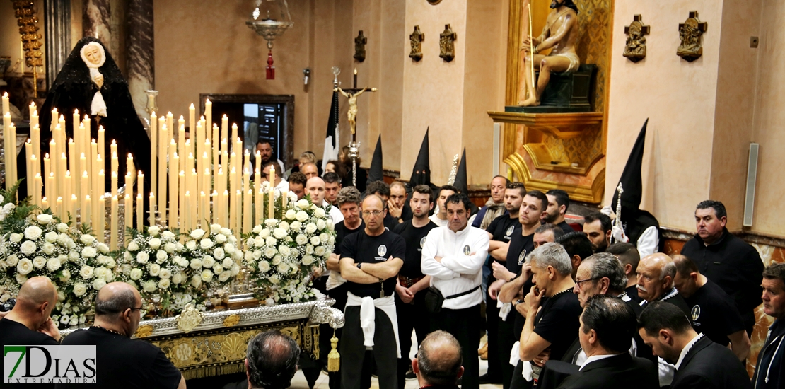 Luto y saetas para recibir en la Soledad a la Patrona de Badajoz