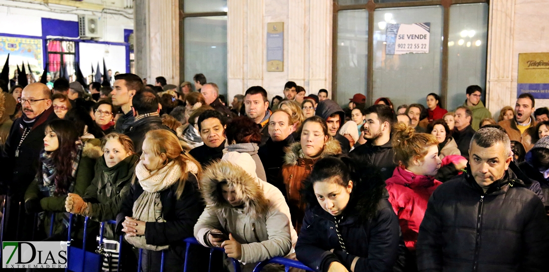 Luto y saetas para recibir en la Soledad a la Patrona de Badajoz