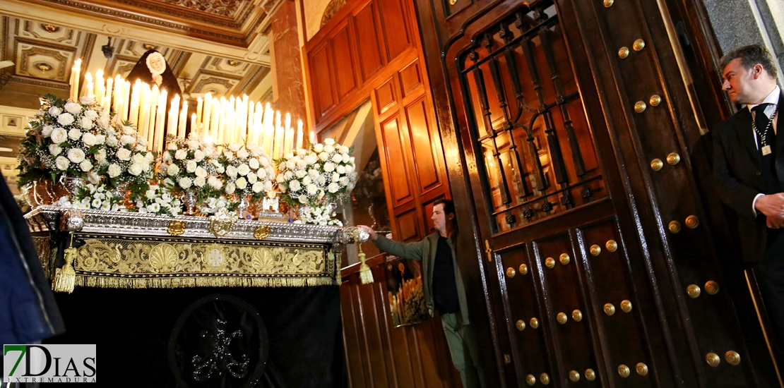 Luto y saetas para recibir en la Soledad a la Patrona de Badajoz