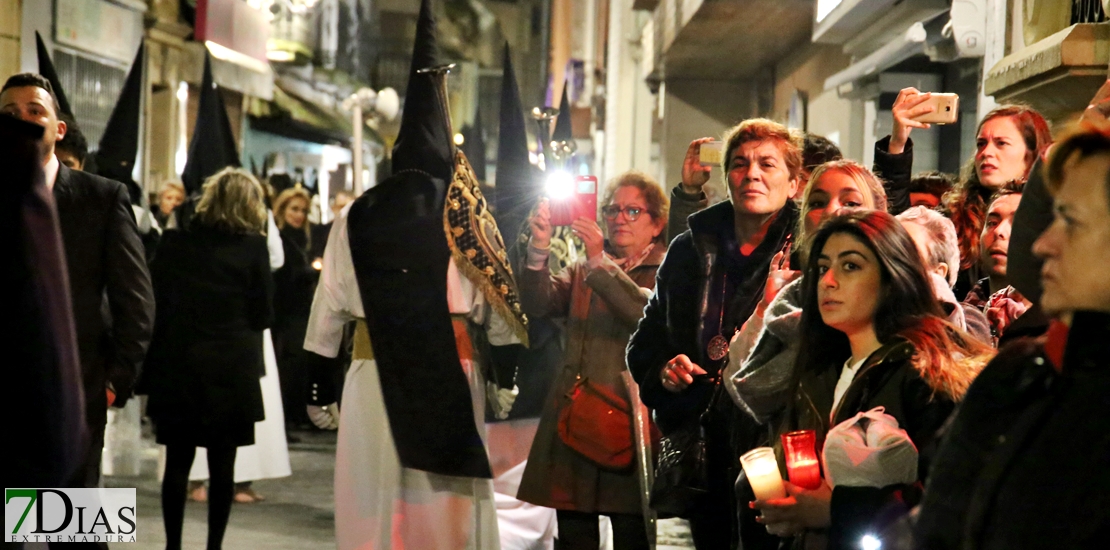 Los pacenses disfrutan de la Soledad de Luto por las calles del centro