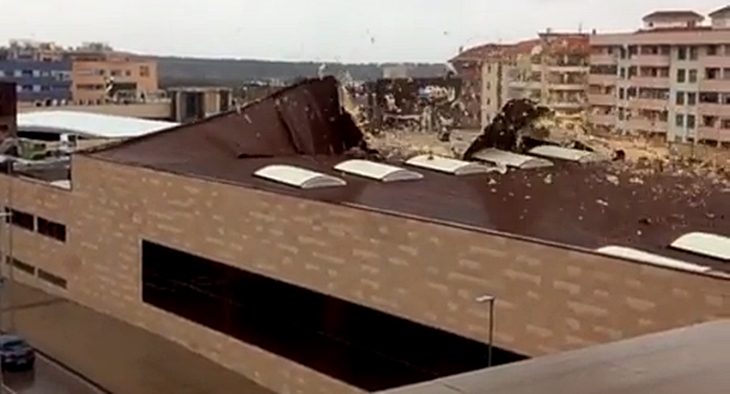 El viento arranca como una hoja de papel la cubierta de un pabellón en Cáceres