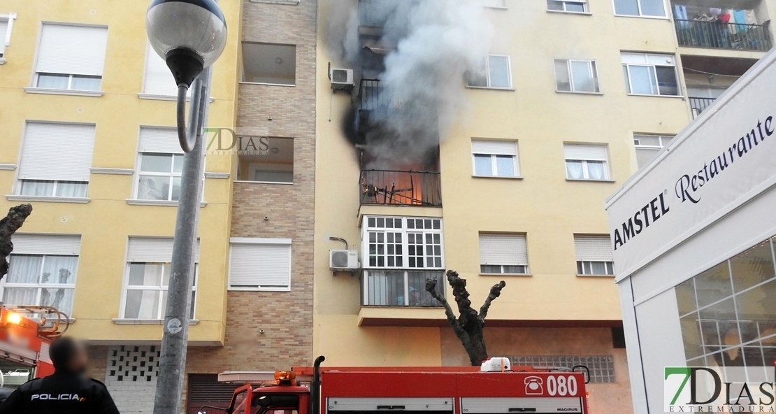 Imágenes del grave incendio de una vivienda en San Fernando
