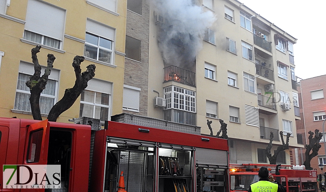 Imágenes del grave incendio de una vivienda en San Fernando