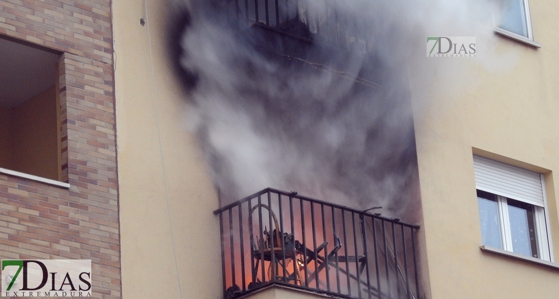 Imágenes del grave incendio de una vivienda en San Fernando