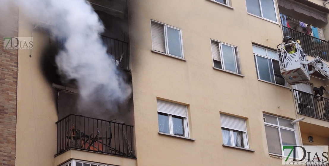 Imágenes del grave incendio de una vivienda en San Fernando