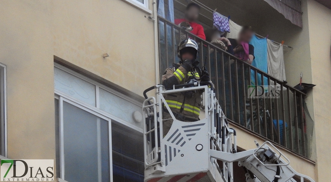 Imágenes del grave incendio de una vivienda en San Fernando