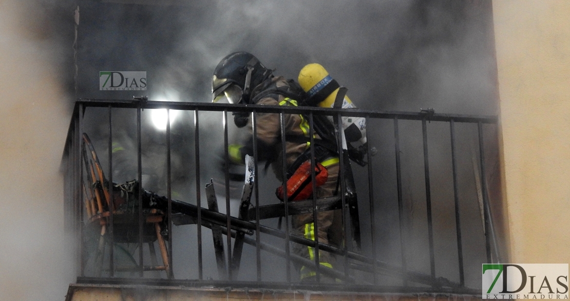 Imágenes del grave incendio de una vivienda en San Fernando