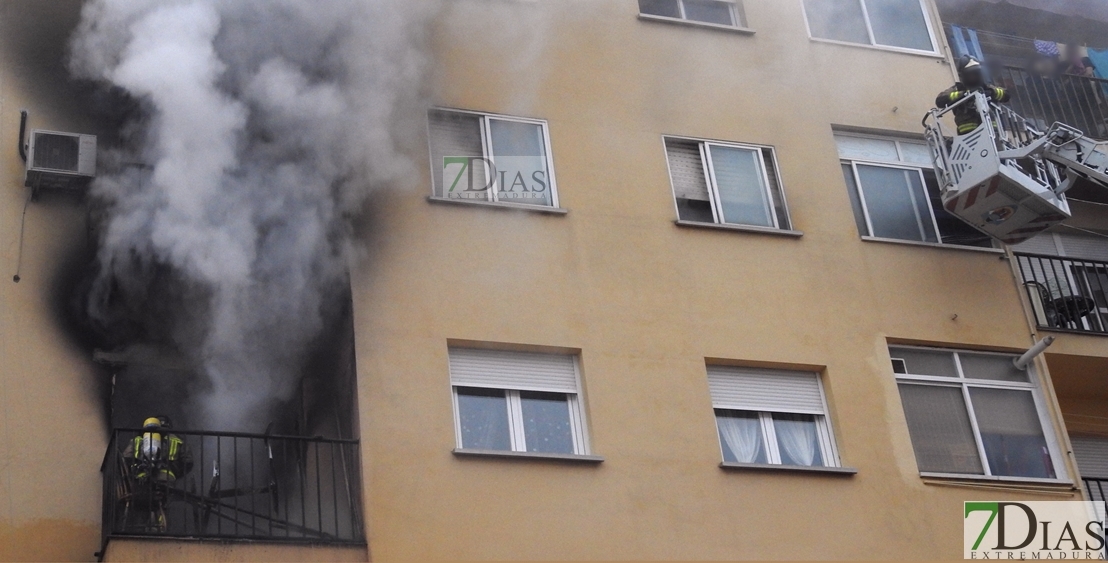 Imágenes del grave incendio de una vivienda en San Fernando