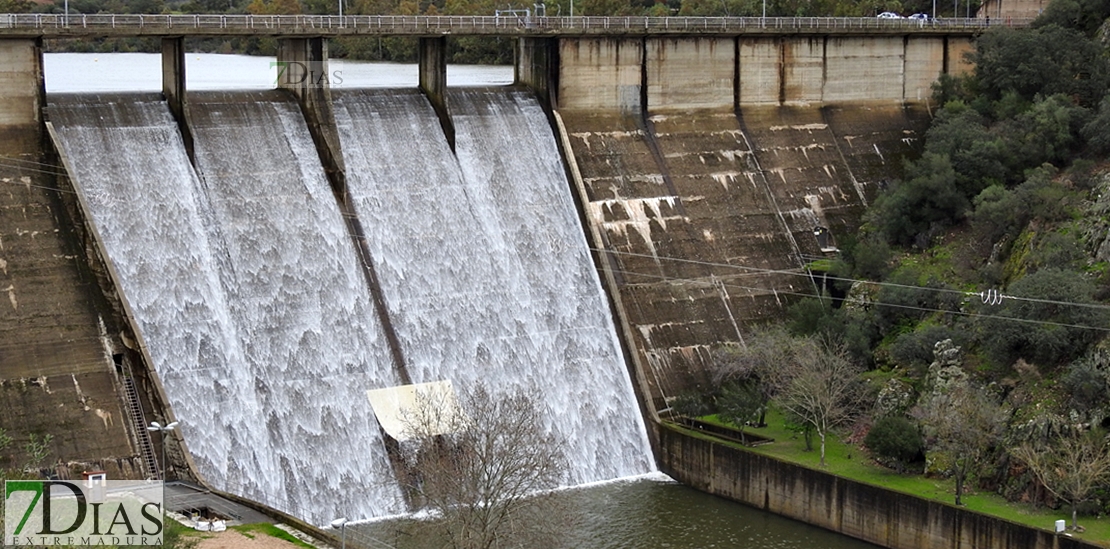 Comienza a desembalsar la presa de Villar del Rey