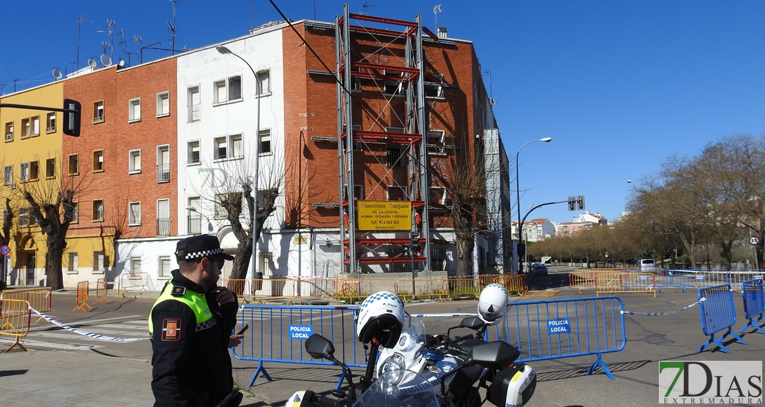 Cortes de tráfico ante el peligro de derrumbe de un edificio en Badajoz