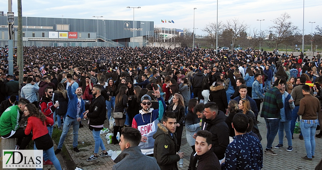 Miles de jóvenes dan la bienvenida a la primavera en Badajoz