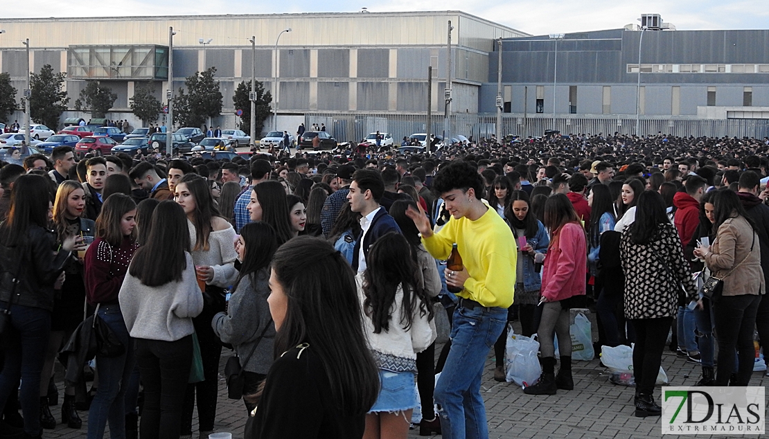 Miles de jóvenes dan la bienvenida a la primavera en Badajoz