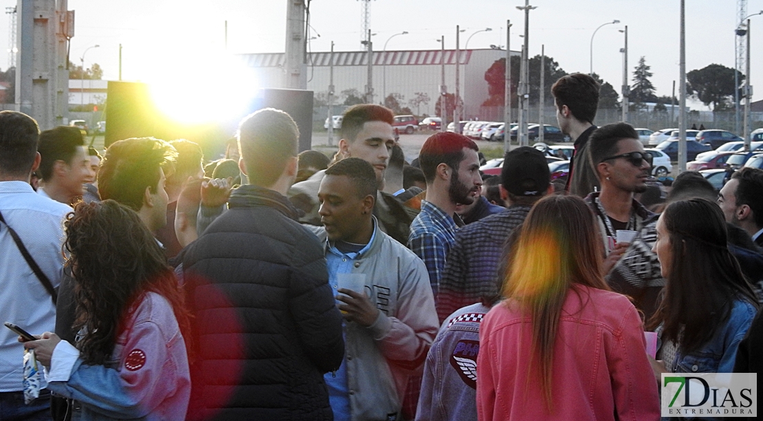 Miles de jóvenes dan la bienvenida a la primavera en Badajoz