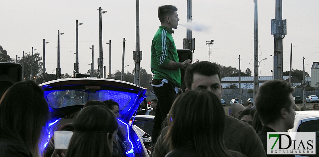 Miles de jóvenes dan la bienvenida a la primavera en Badajoz