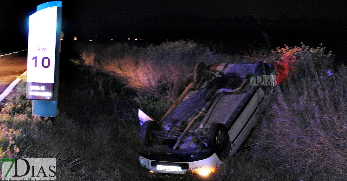 Un matrimonio y su hijo se salvan de milagro en la carretera Badajoz-Montijo