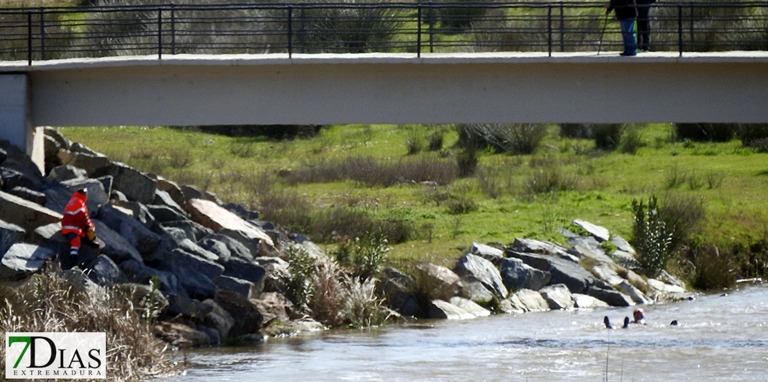 Cruz Roja realiza prácticas subacuáticas en el río Guadiana