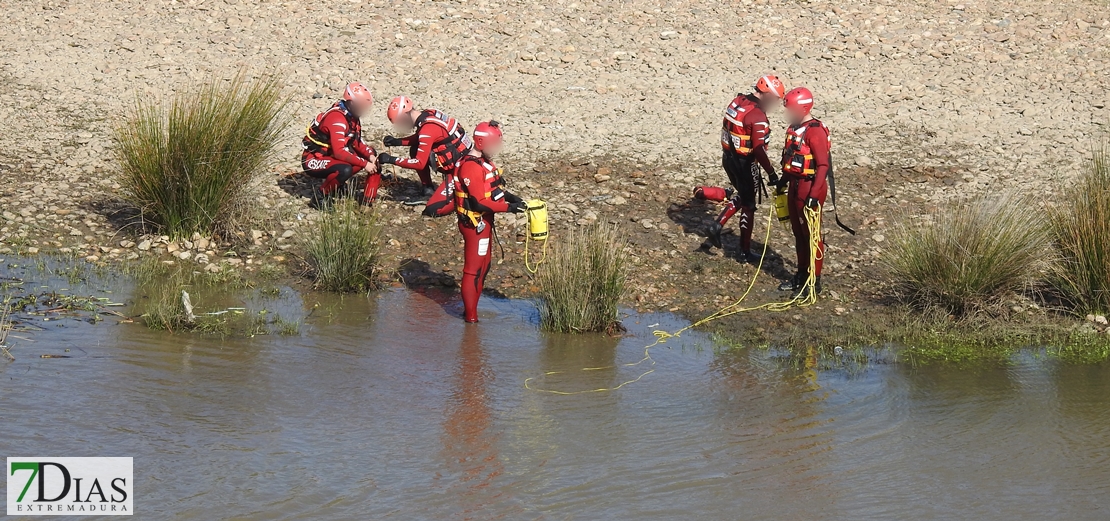Cruz Roja realiza prácticas subacuáticas en el río Guadiana