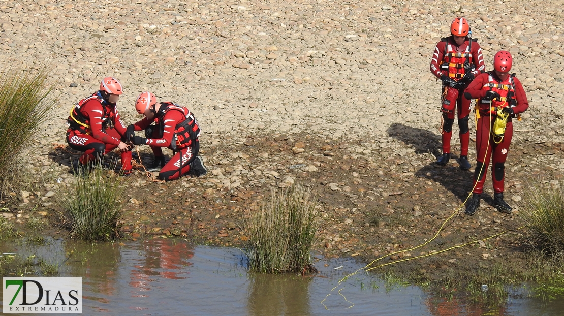 Cruz Roja realiza prácticas subacuáticas en el río Guadiana