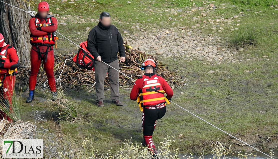 Cruz Roja realiza prácticas subacuáticas en el río Guadiana