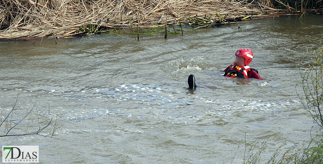 Cruz Roja realiza prácticas subacuáticas en el río Guadiana