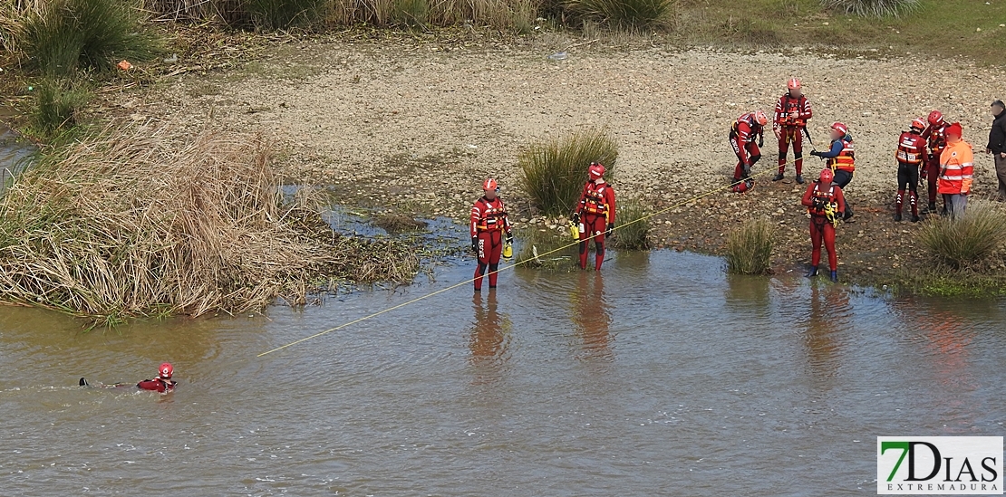 Cruz Roja realiza prácticas subacuáticas en el río Guadiana