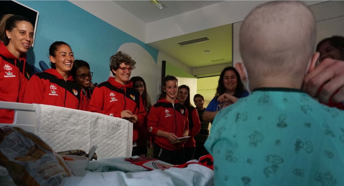 Las futbolistas del Santa Teresa comparten su alegría con los niños del Materno