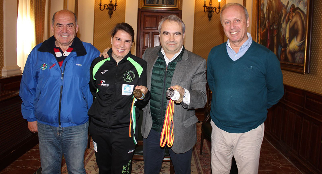 El alcalde pacense recibe a la campeona de España, Elena Ayuso
