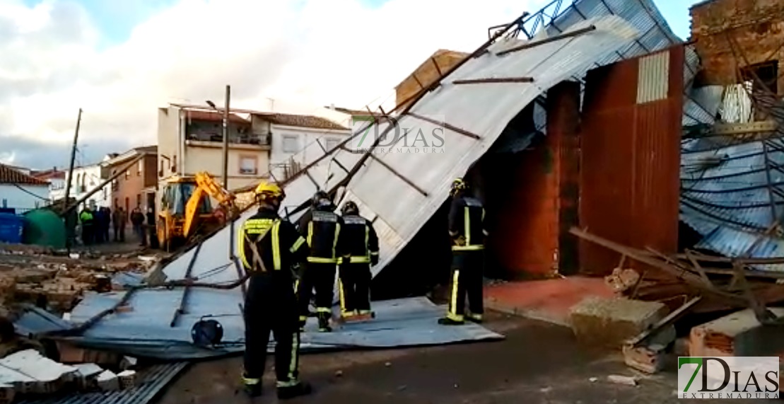 El viento provoca grandes destrozos en una nave y cubierta de Castilblanco