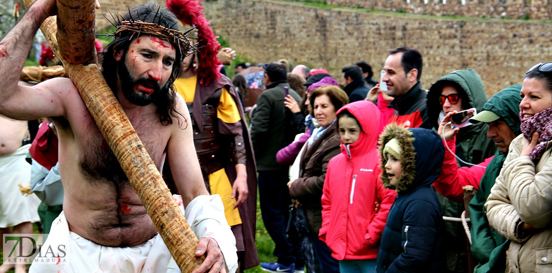La Pasión Viviente de Alburquerque atrae a multitud de turistas cada año