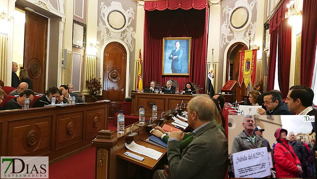 Vecinas de Badajoz levantan pancartas en favor de las pensiones durante el pleno