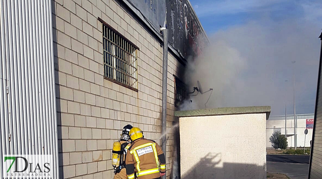 Los bomberos evitan males mayores en un incendio en una nave del Nevero