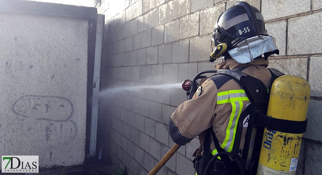 Los bomberos evitan males mayores en un incendio en una nave del Nevero