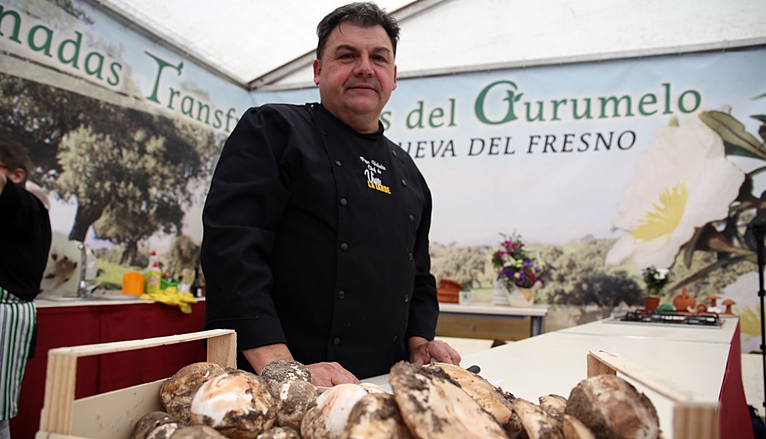 El cocinero Pepe Valadés realiza un show cooking en el Gurumelo