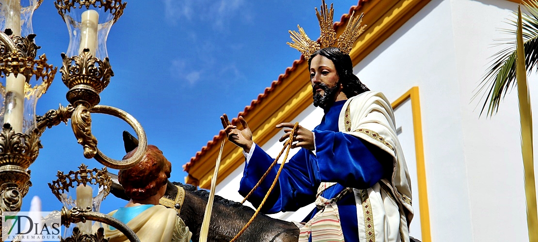 La Borriquita abre la Semana Santa pacense ante la atenta mirada de sus fieles