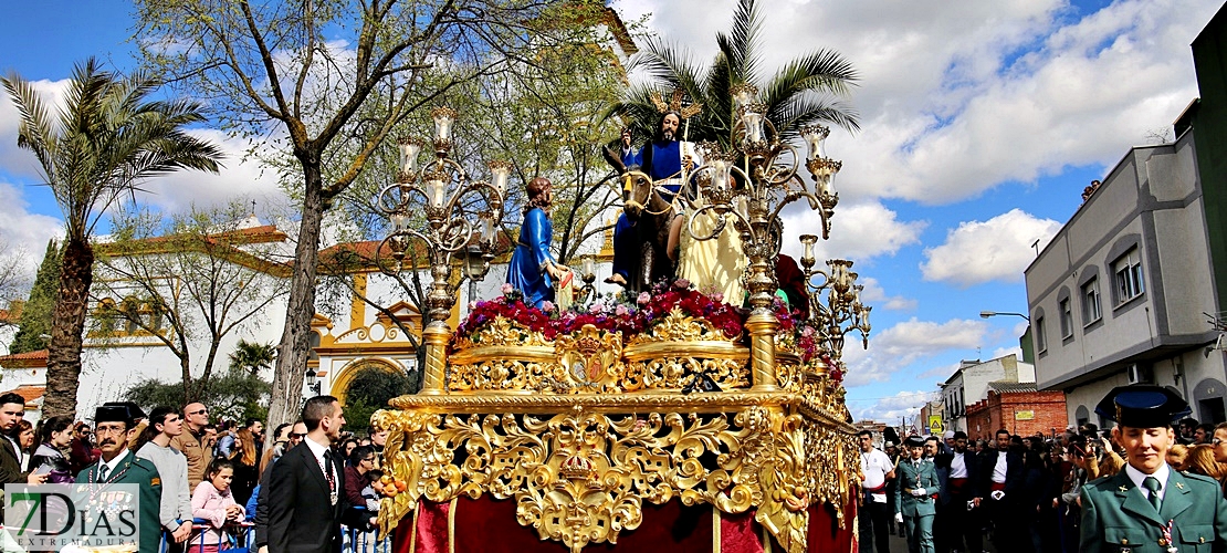 La Borriquita abre la Semana Santa pacense ante la atenta mirada de sus fieles