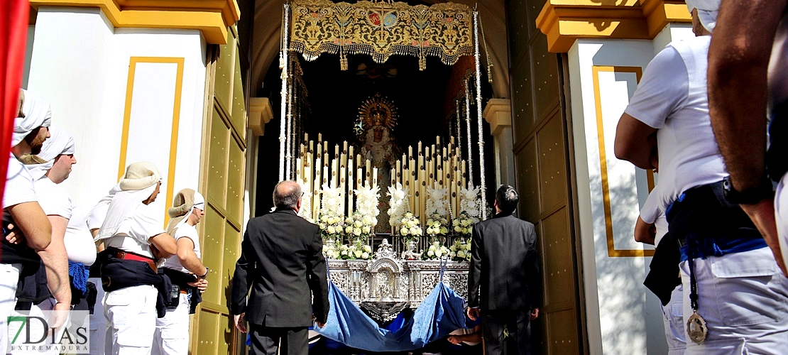 La Borriquita abre la Semana Santa pacense ante la atenta mirada de sus fieles