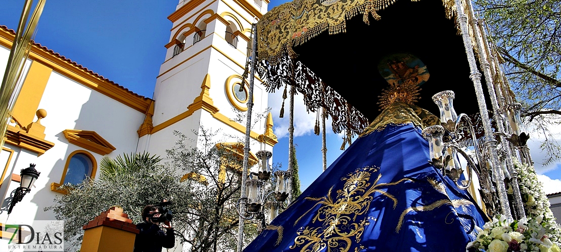 La Borriquita abre la Semana Santa pacense ante la atenta mirada de sus fieles