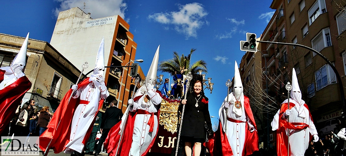 La Borriquita abre la Semana Santa pacense ante la atenta mirada de sus fieles