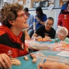 Las futbolistas del Santa Teresa comparten su alegría con los niños del Materno