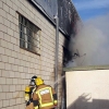 Los bomberos evitan males mayores en un incendio en una nave del Nevero