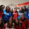 Las futbolistas del Santa Teresa comparten su alegría con los niños del Materno