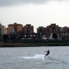 El fuerte viento propicia el Kitesurf en el Guadiana
