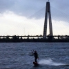 El fuerte viento propicia el Kitesurf en el Guadiana