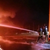 Bomberos luchan por extinguir un grave incendio en Zafra