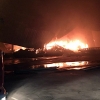 Los bomberos luchan por extinguir un grave incendio en Zafra