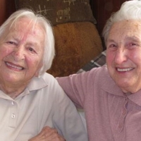 Una superviviente de Auschwitz visita Extremadura para compartir su experiencia