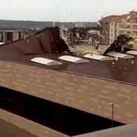 El viento arranca como una hoja de papel la cubierta de un pabellón en Cáceres