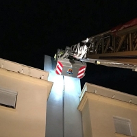 Los bomberos actúan en varios puntos de la ciudad debido a las rachas de viento