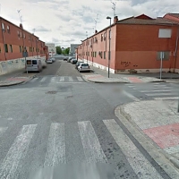 Utiliza un cuchillo de grandes dimensiones para robar a un joven en plena calle